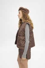 Коричневий стьобаний жилет 3915 фото 5